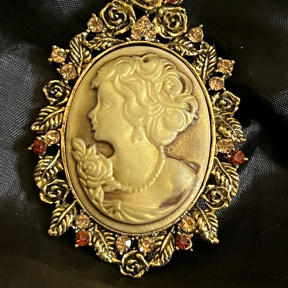 Vintage Gold Cameo Brooch